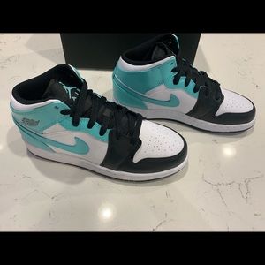 Nike Air Jordan Mid 1 Tropical Twist Black